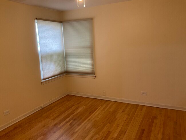 Building Photo - 10929 S Eberhart Ave