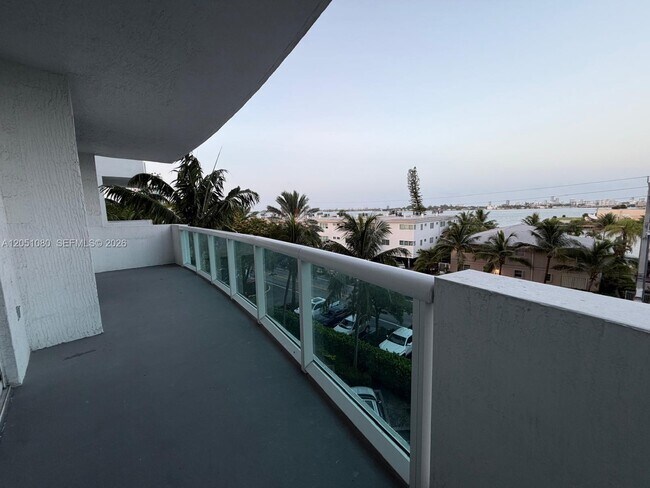 Building Photo - 7910 Harbor Island Dr