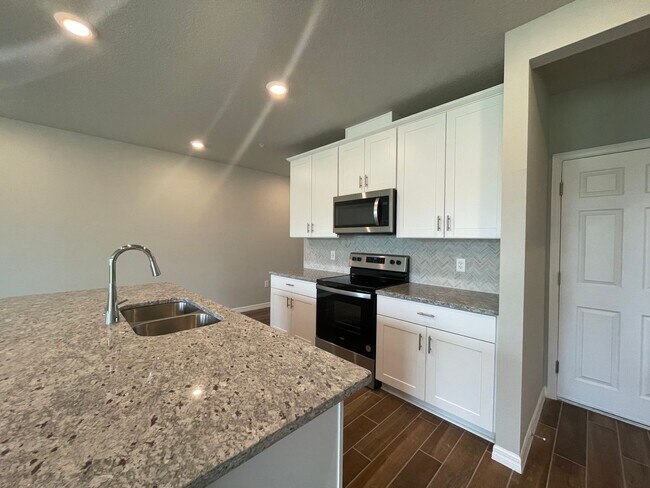 Building Photo - 3 Bedroom, 2.5 Bath Town Home in Greens at...
