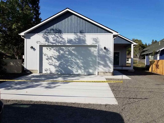 Building Photo - Beautiful Home By Esmeralda Golf Course