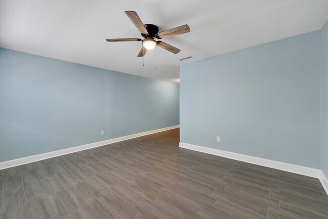 Building Photo - Newly Renovated 2bd/1ba unit at an amazing...