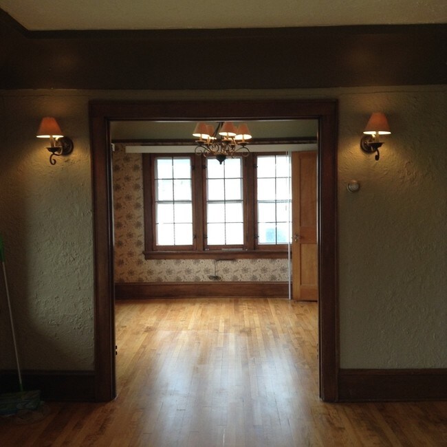 Building Photo - West Allis 3 Bedroom Single Family