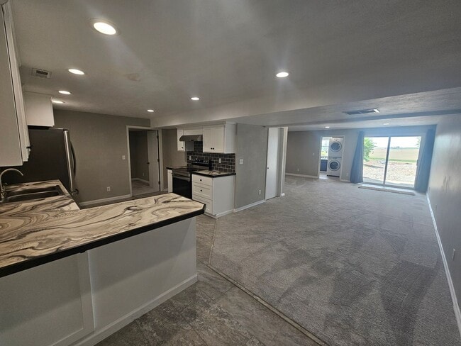 Foto del edificio - Fully Remodeled Daylight Basement + Utilities!