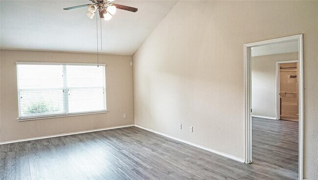 Foto del edificio - 5111 Whitebridge Ln
