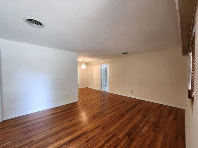 Foto del edificio - Charming 4 bedroom home for rent close to hospitals with wood floors. Available early August 2026...