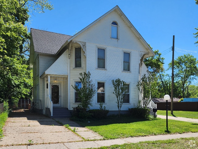 Building Photo - 3229 3rd St