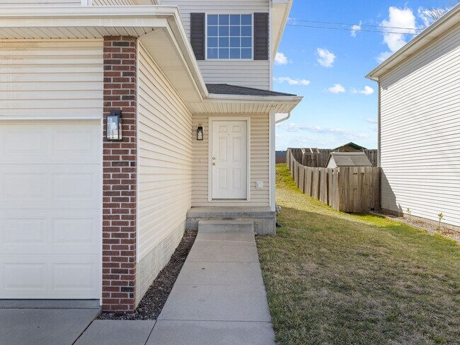 Foto del edificio - Renter's Dream with Triple Car Garage
