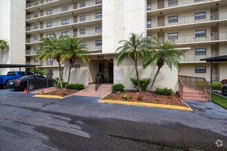 Building Photo - 900 Cove Cay Dr