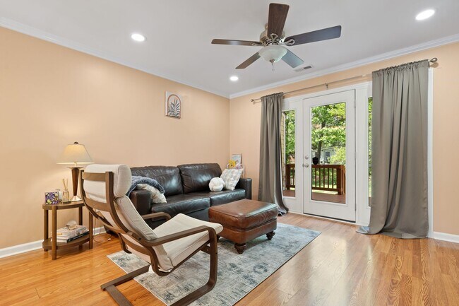 Foto del edificio - Sunlit Downing Creek townhome with private deck, open layout, and easy access to Duke, UNC, and RTP.