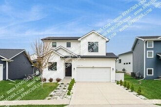 Building Photo - 16619 Oakwood Dr