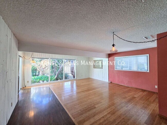 Foto del edificio - 2080 Senasac Ave