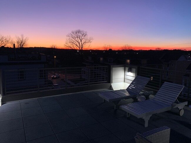 Building Photo - 3 Bed, 3.5 Bath Home w/ 2 Car Garage and Lake Views