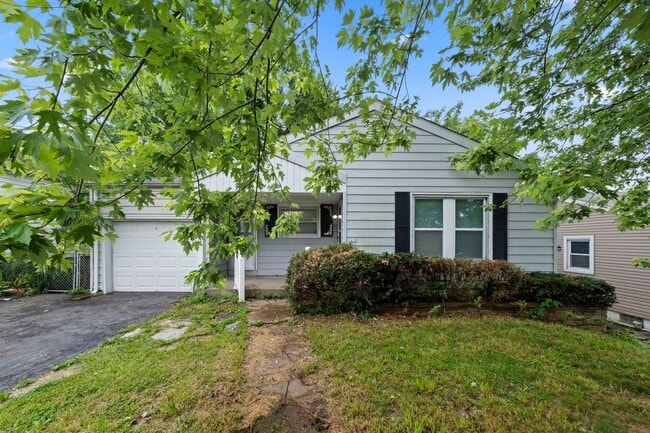 Building Photo - 2 bedroom Single Family Home with Fenced i...