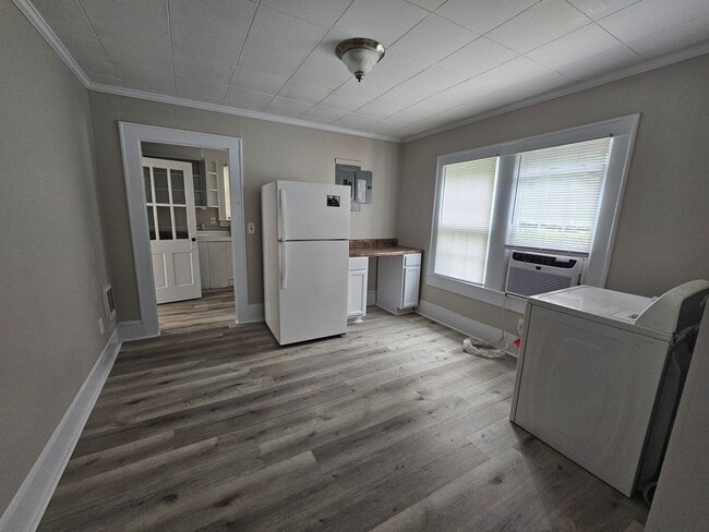 Building Photo - Newly Renovated 2 Bedroom with Bonus Room,...
