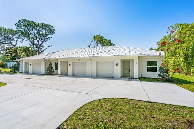 Building Photo - 2 Bedroom 2 Bath 1-Car Garage
