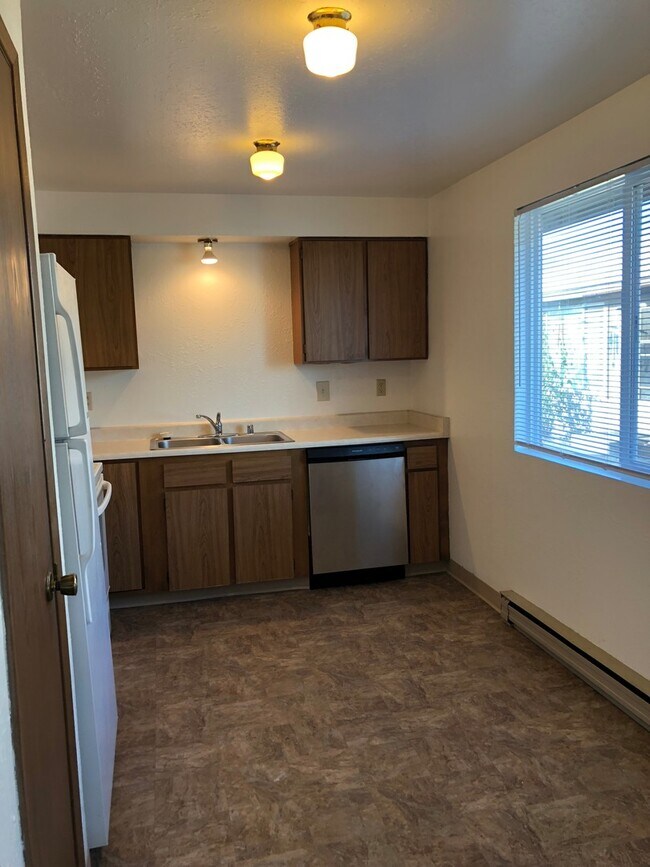 Building Photo - 28-30 E. Courtland