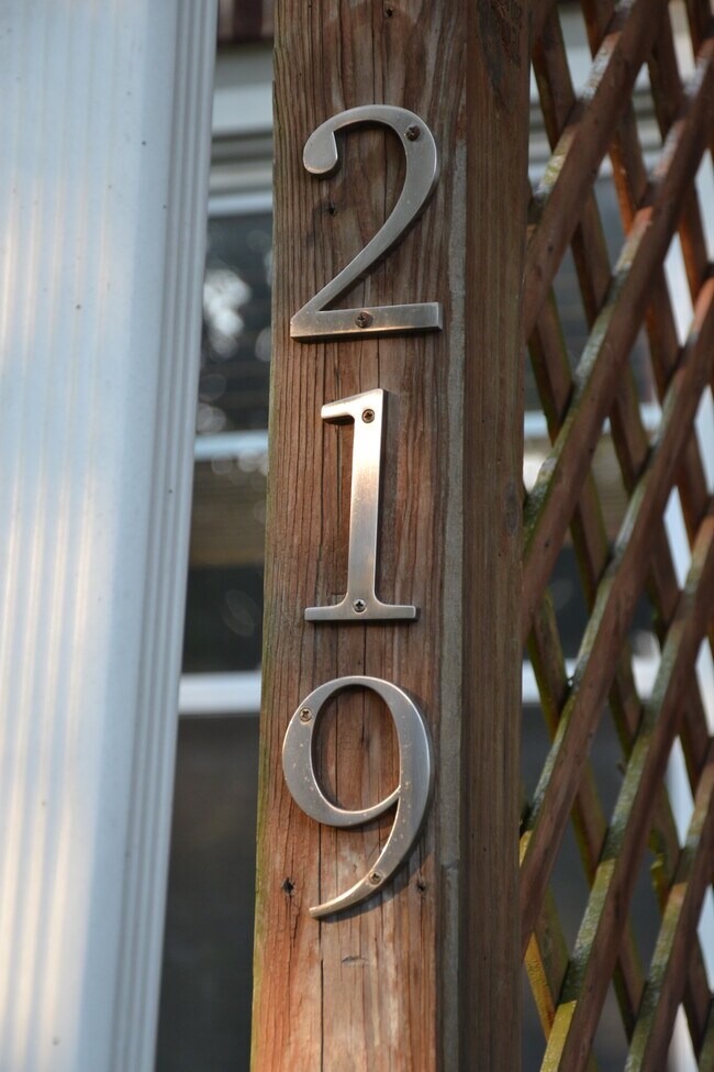 Building Photo - 219 Olive St