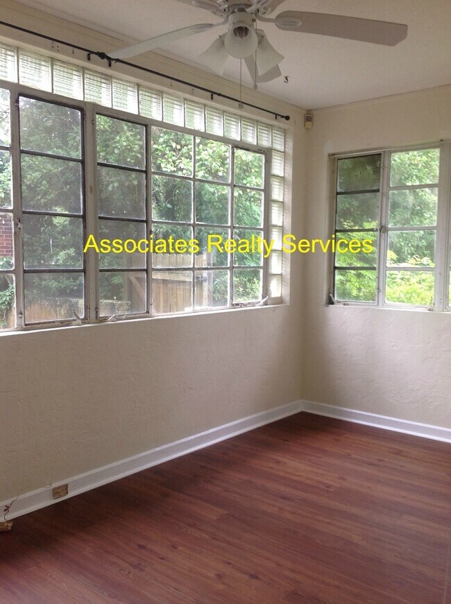 Foto del edificio - 7 Blocks to Campus! 3 Bed, 2 Bath with a Fenced Backyard and Large Sunroom