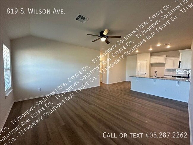 Building Photo - Three bedroom duplex in El Reno