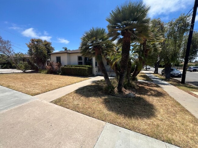 Building Photo - LOCATION LOCATION LOCATION!!! 5th & I St, Large House, 2Bdrm+Den+2 car Garage