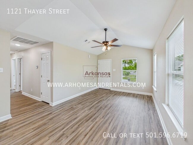 Building Photo - 1121 Thayer St