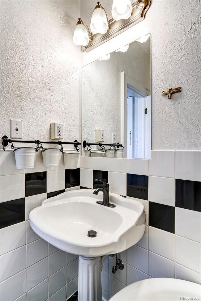 Baño - 1356 N Pearl St