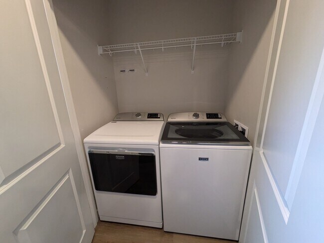 Foto del edificio - Newer Build Bright 2-Bedroom 1.5-Bathroom ...