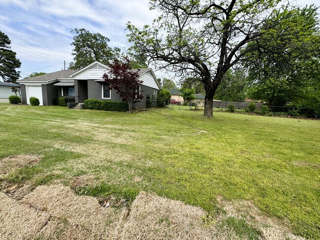 Foto del edificio - 3 Bedroom 1.5 Bath home w/fenced yard