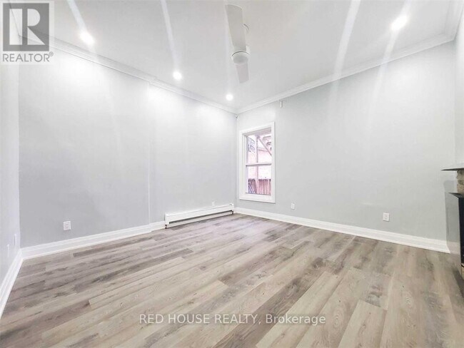 Photo du bâtiment - 77-77 Victoria Ave N