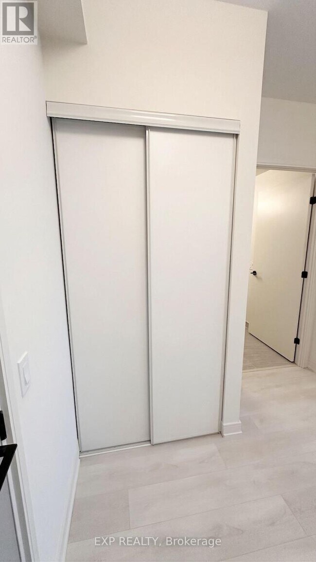 Photo du bâtiment - 8020 Derry Rd W