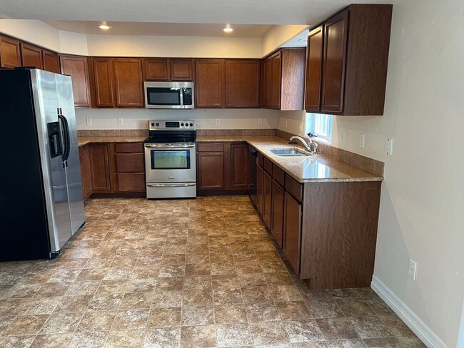 Building Photo - 5 BEDROOM, 4 BATHROOM TOWNHOUSE WITH 2 CAR...