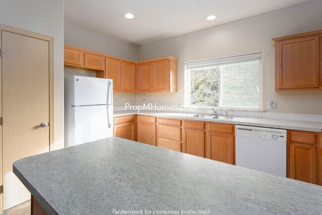 Building Photo - 3 Bedroom Townhome in SE - Two Primary Sui...