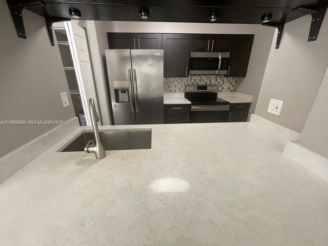 Building Photo - 2811 N Oakland Forest Dr