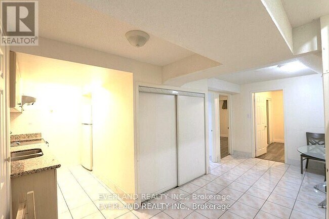 Photo du bâtiment - 221 Placentia Blvd