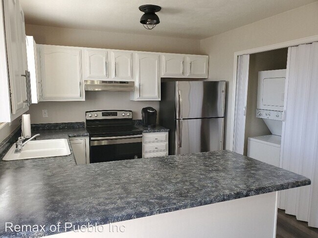 Building Photo - 490-492 W Bellflower Dr