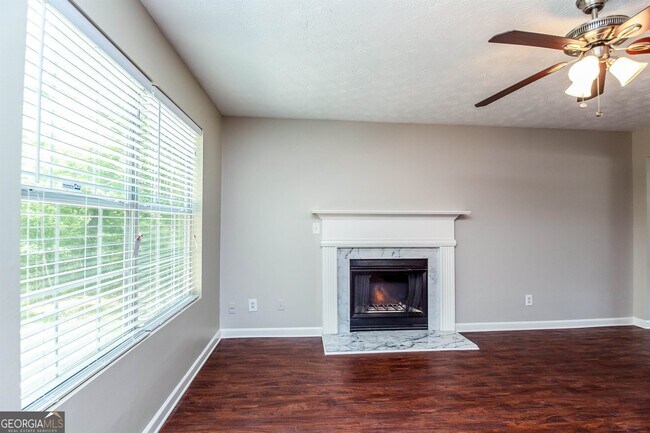 Foto del edificio - 1305 Sandybrook Ct