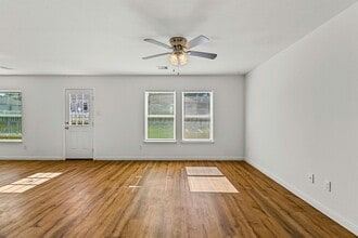 Building Photo - 169 Iris St