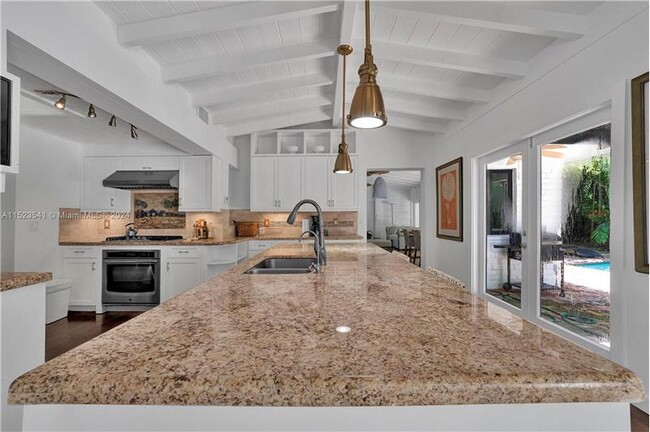 Building Photo - 4095 Ensenada Ave