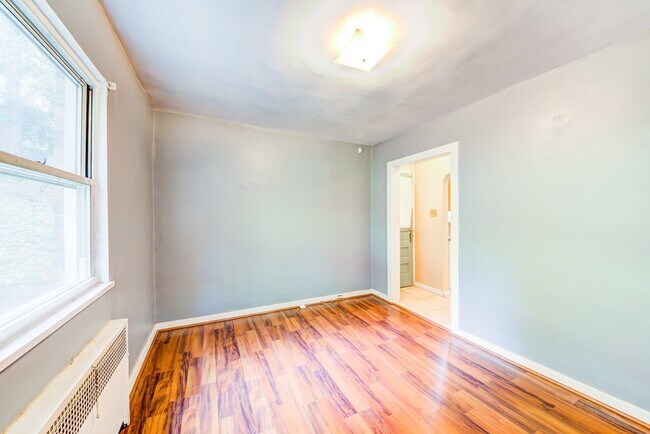 Building Photo - AVAILABLE MAY 2026 - Beautiful 3 Bedroom Home w/ Off-Street Parking in Brookline!
