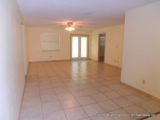 Building Photo - RANCH STYLE HOME WITH A FENCED YARD IN DAD...
