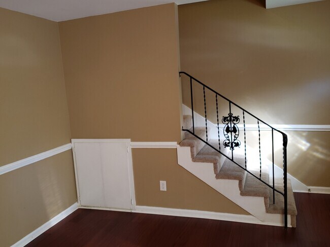 Building Photo - 327 Oak Dr