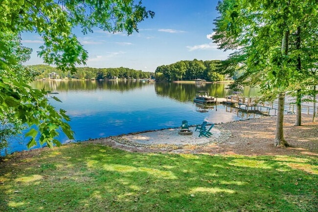 Building Photo - No Wake Zone