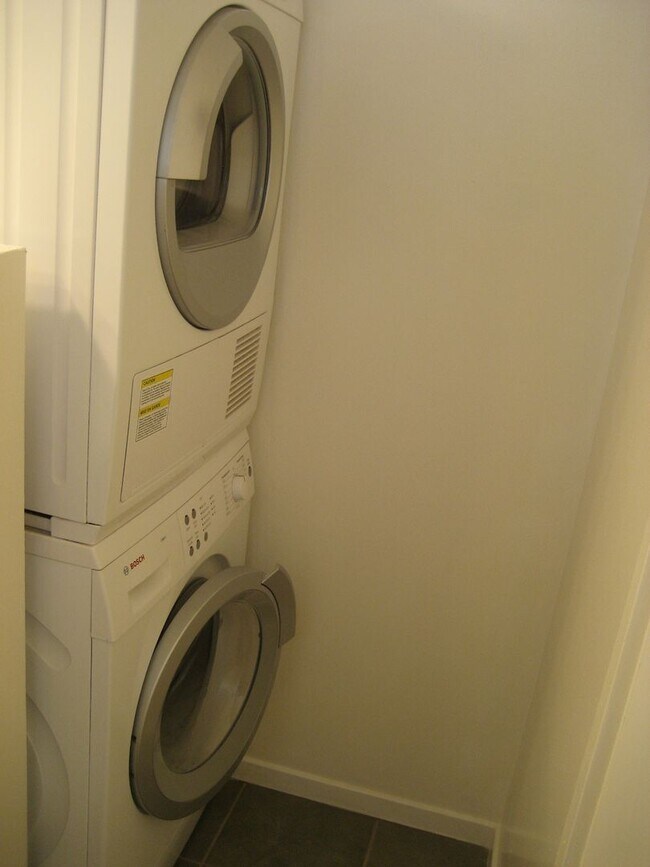 Foto del edificio - Studio with Full Bath, 1 assigned parking ...