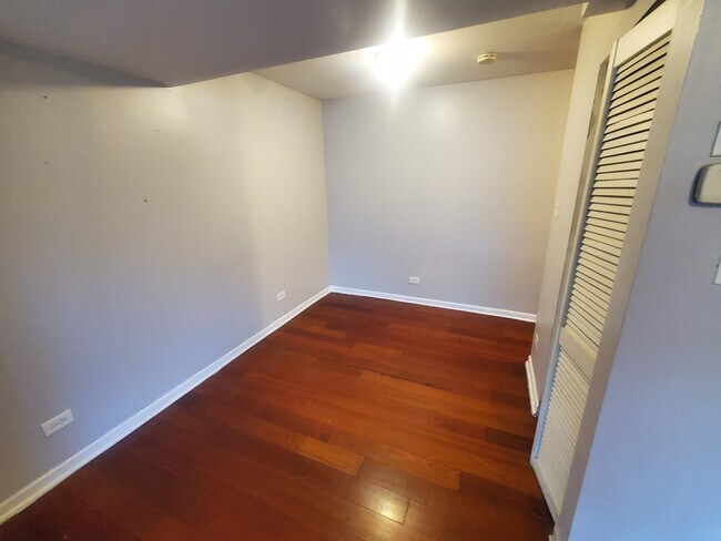 Foto del edificio - 7642 S Exchange Ave