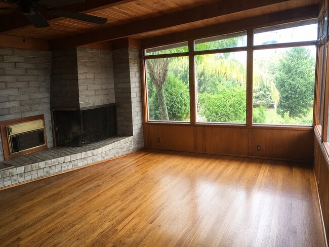 Building Photo - 5027 Campanile Dr