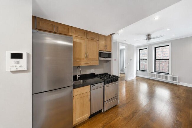 Building Photo - 202 E 13th St