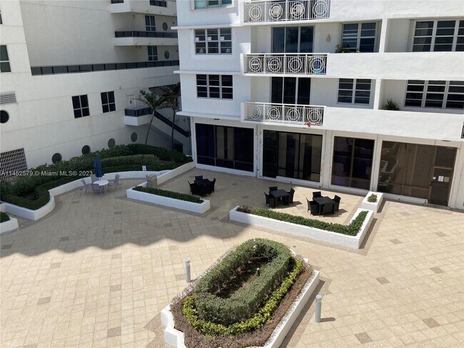 Foto del edificio - 5825 Collins Ave