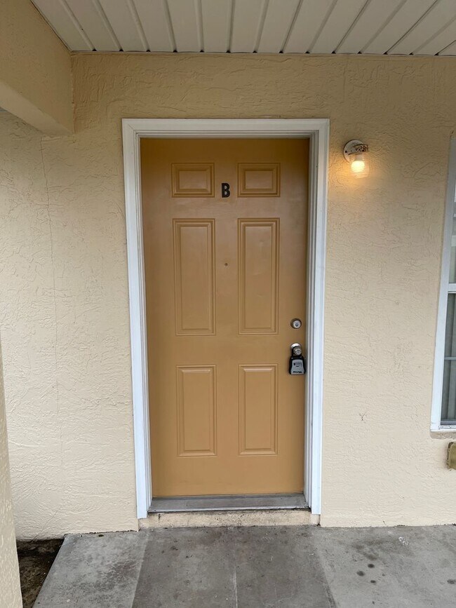 Building Photo - 2 Bedroom/2 Bathroom Apartment