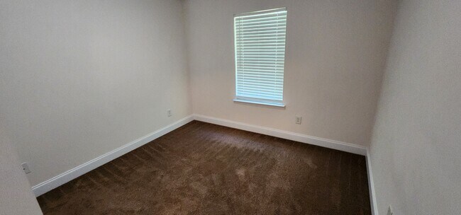 Spacious bedroom - 122 Crown Point Dr