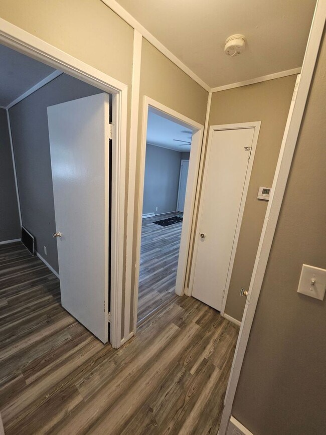 Building Photo - Spacious 2 Bedroom